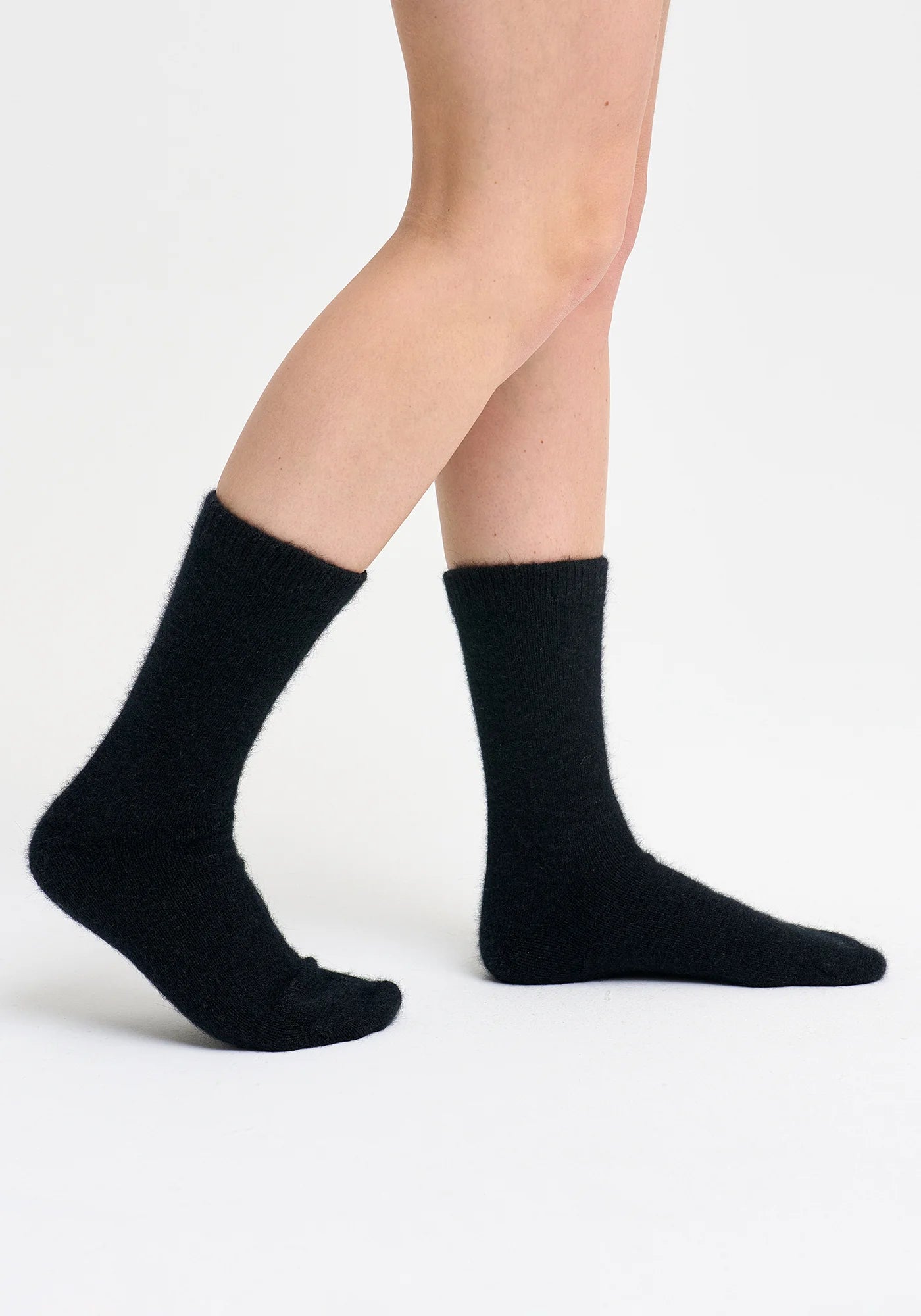 0302-FineSocks-Jet-MM2425-Helena-02.webp