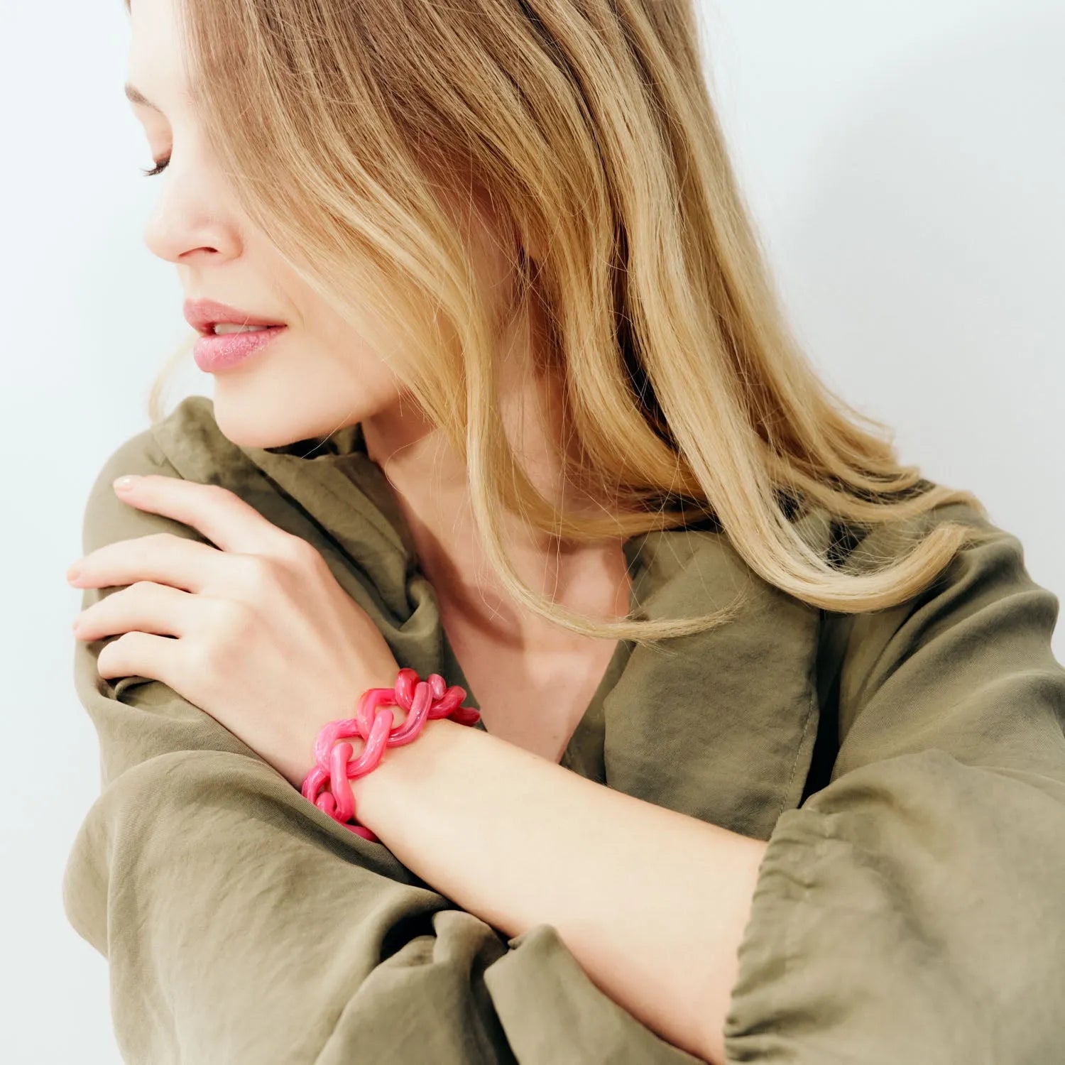 2024-11-26-Vanessa_Baroni_SS25_E-Com-Flat_Chain_Bracelet_133-0709-Processed-Looked-web-low.webp