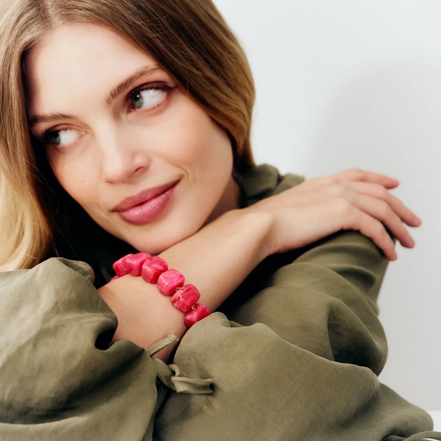2024-11-26-Vanessa_Baroni_SS25_E-Com-Mini-Organic-Shaped_Bracelet_138-0734-Processed-Looked-web-low.webp