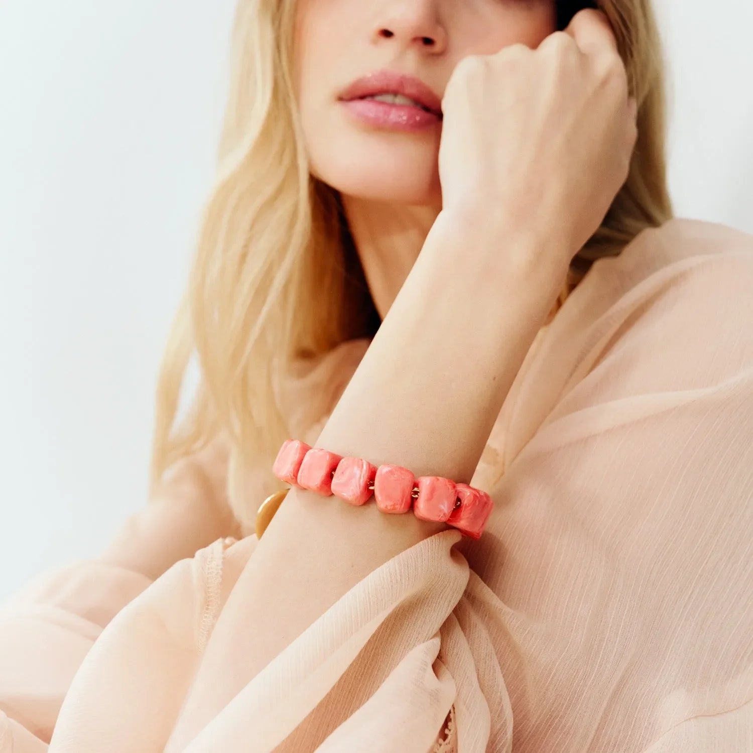 2024-11-26-Vanessa_Baroni_SS25_E-Com-Mini-Organic-Shaped_Bracelet_78-0354-Processed-Looked-web-low.webp