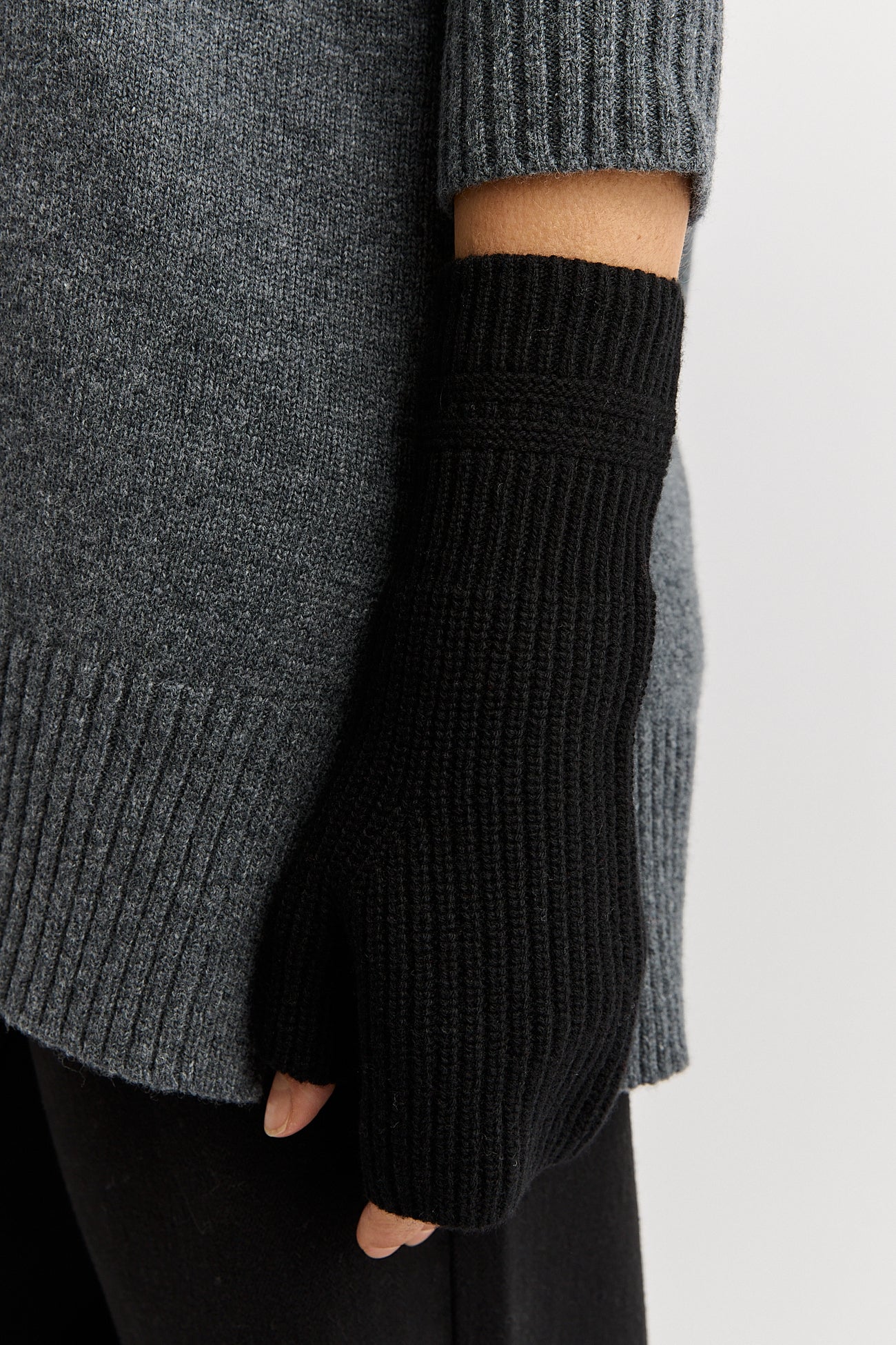 Fine Rib Open Mitten- Black - Presence Hamilton