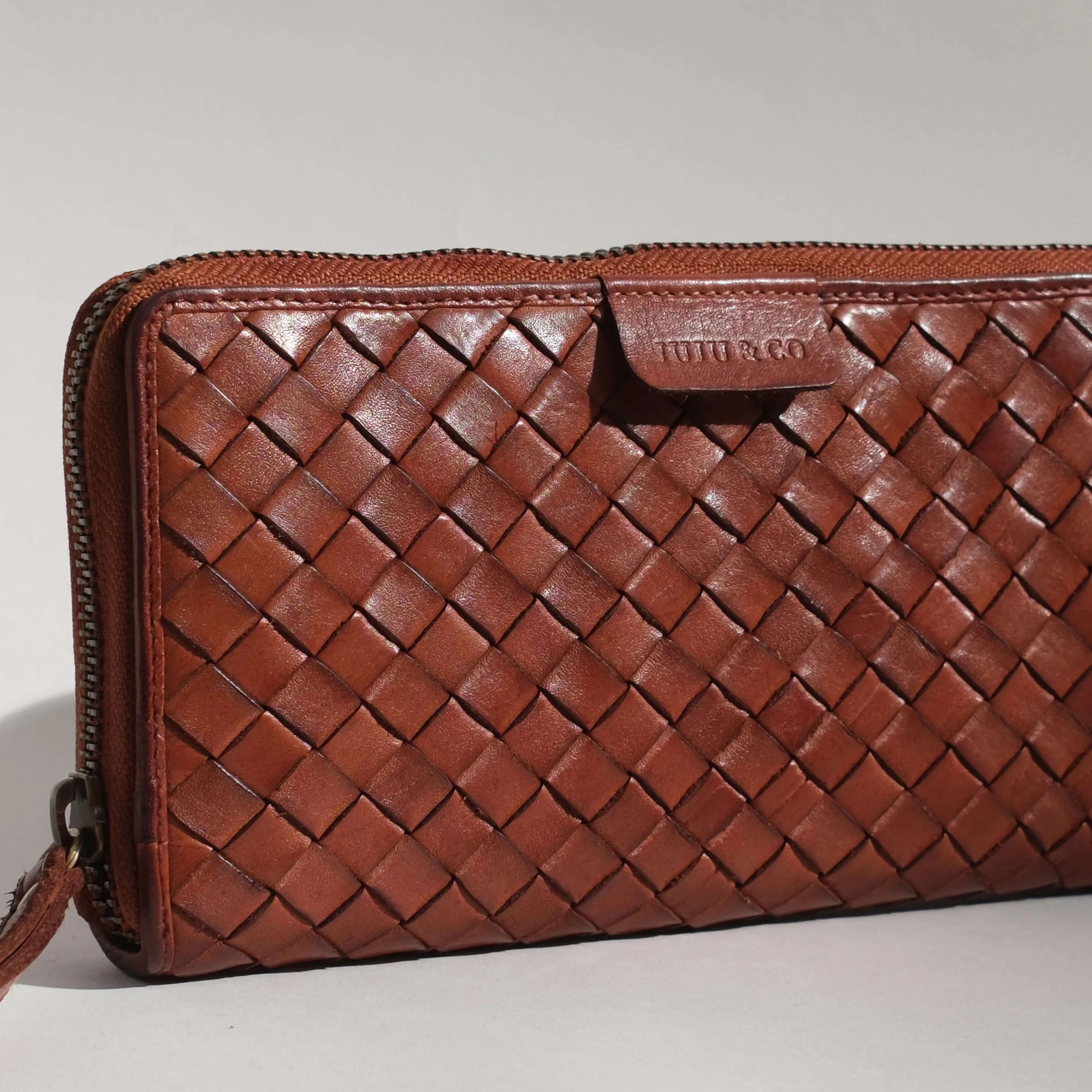 Lrg-wallet-amb-detail.webp