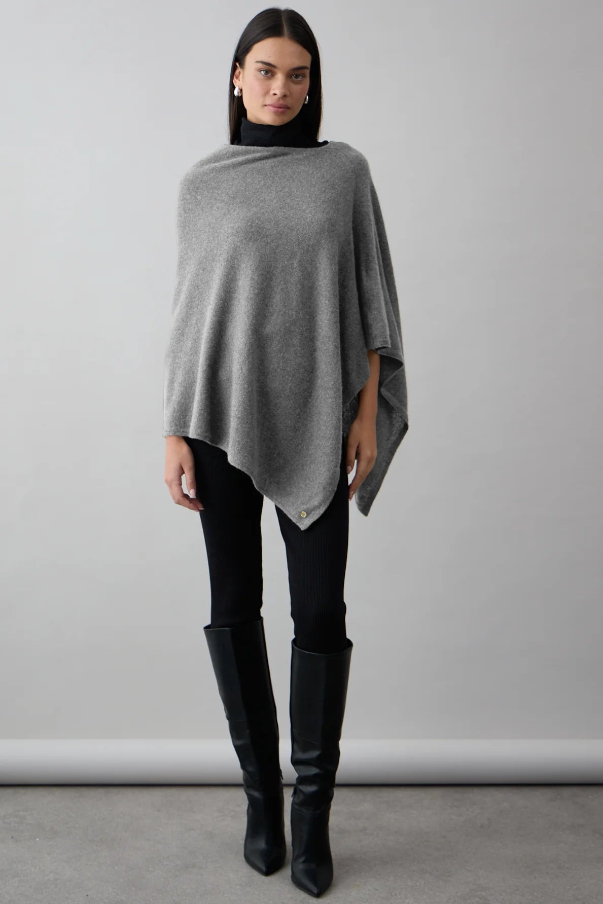 Mia-Fratino-16511-Graphite-Feature-6_1296x_3231ade0-7a7e-4e68-9c2d-4d03cdc50318.webp