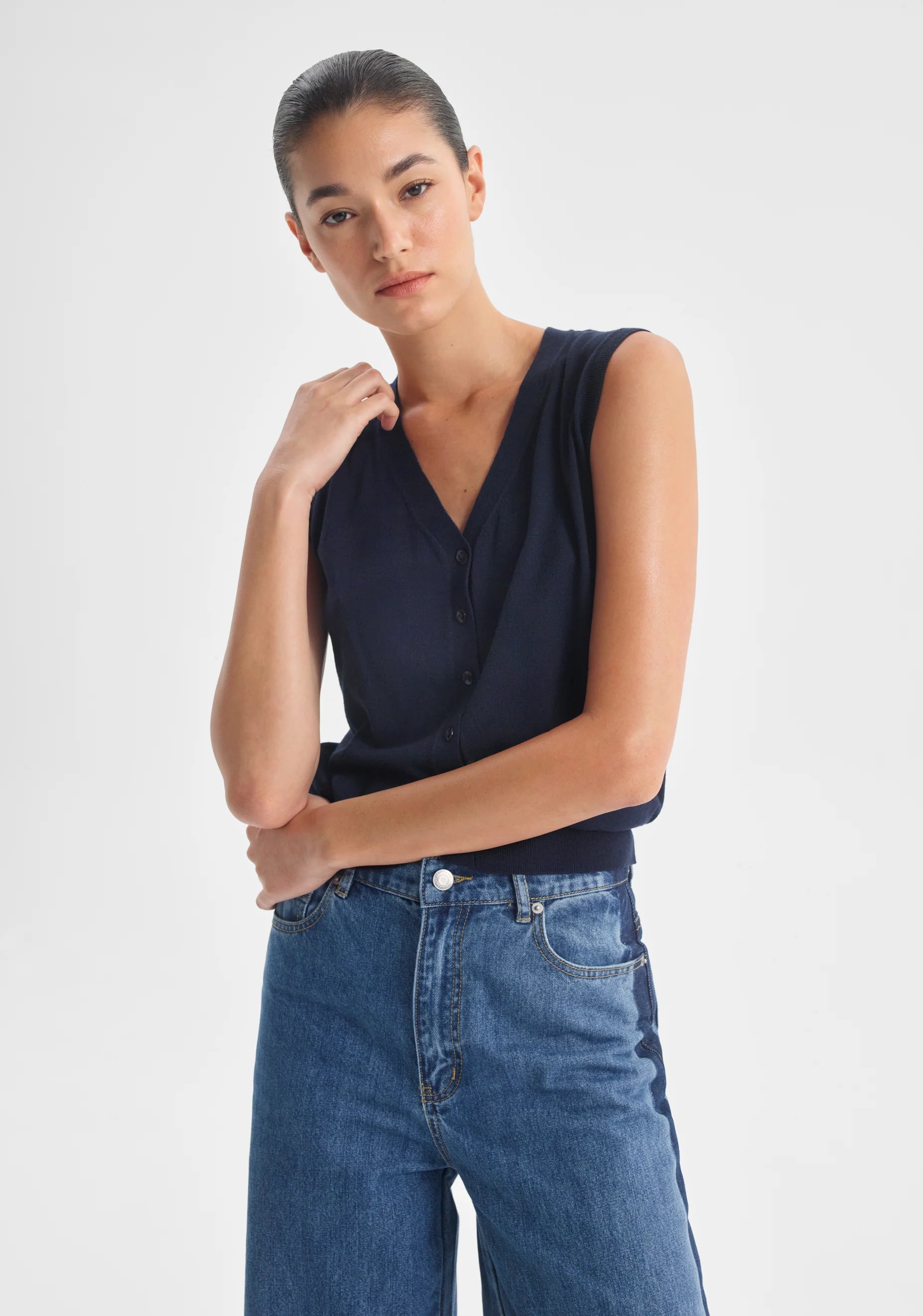 Morrison-SS25-Rhyan-Knit-Vest-Navy-5.webp