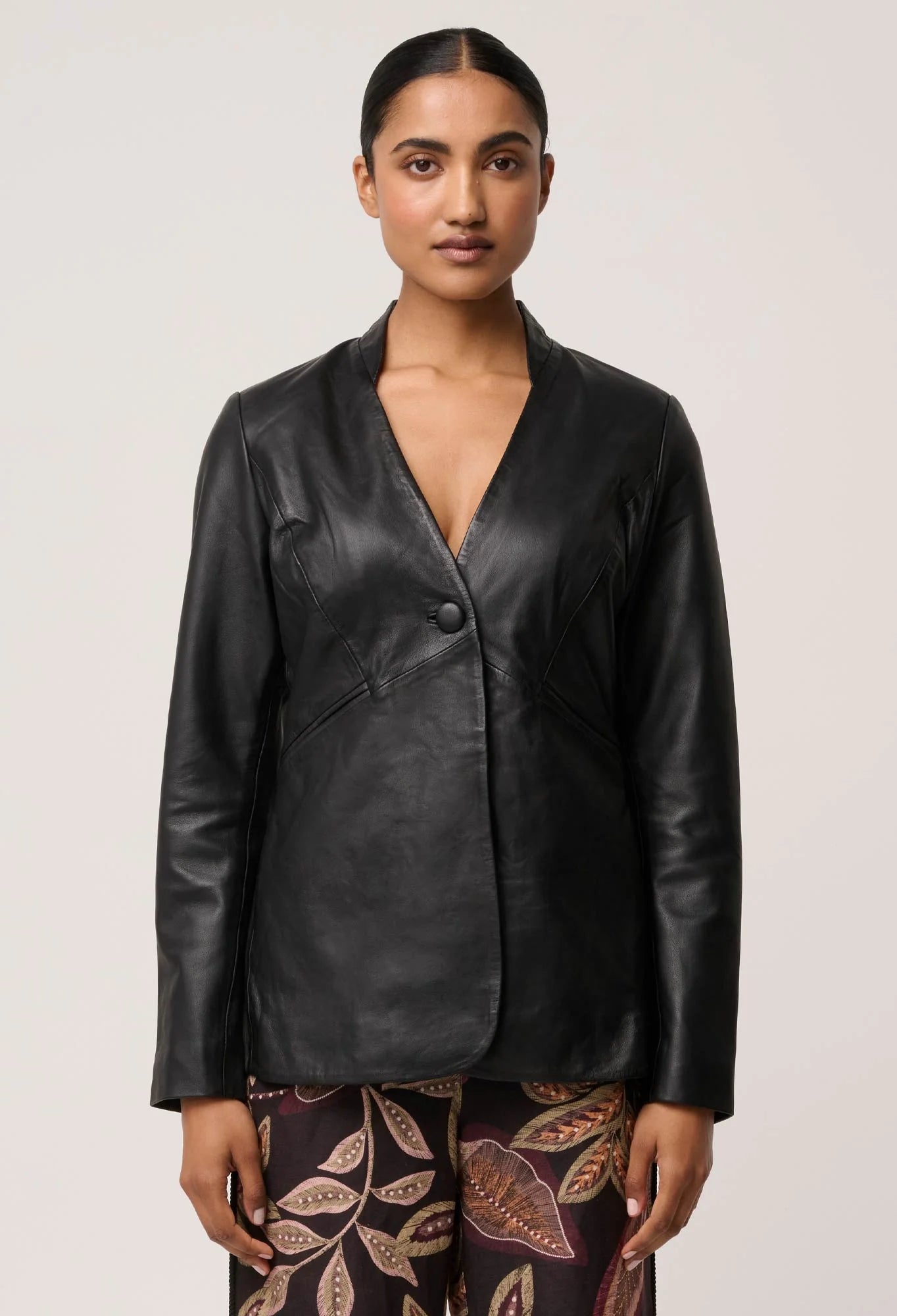 OW52106BLK-1-FRONT.webp