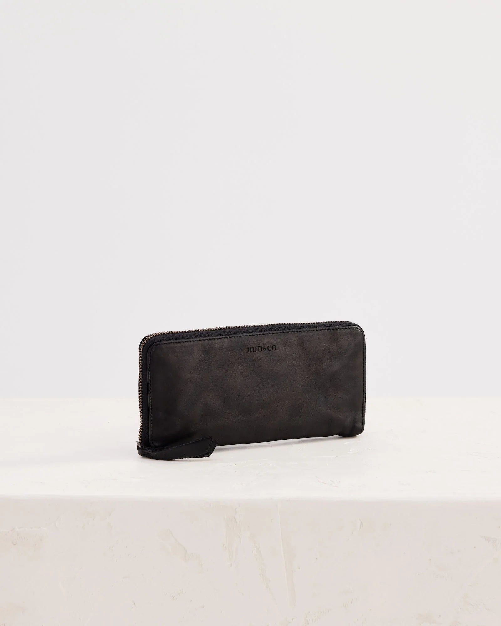 Slim-Wallet_BLK_Front_004_RT.webp