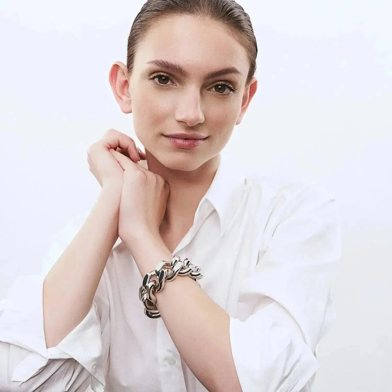 Vanessa_Baroni-AW23-Online-great_chain_bracelet-look_166-1254-Edited-Looked-sRGB-Q90.webp