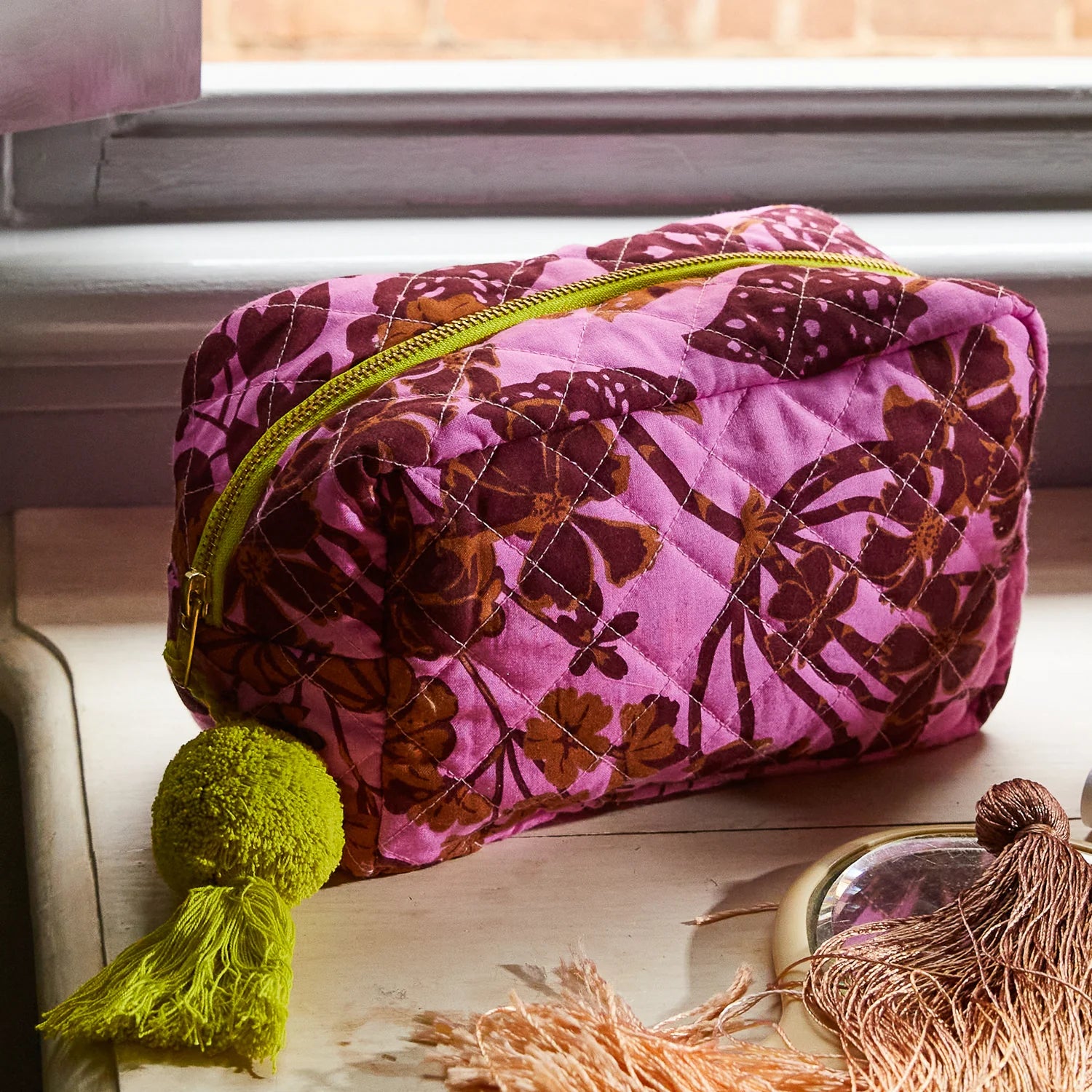 mgtbeautybag_3_4.webp